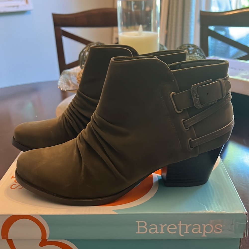 Baretraps Reid Suede like ankle boots size 10